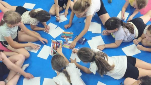 Mali koraci, veliki osmijesi – mažoretkinje kroz projekt „Aktivno i kreativno od vrtića do škole“